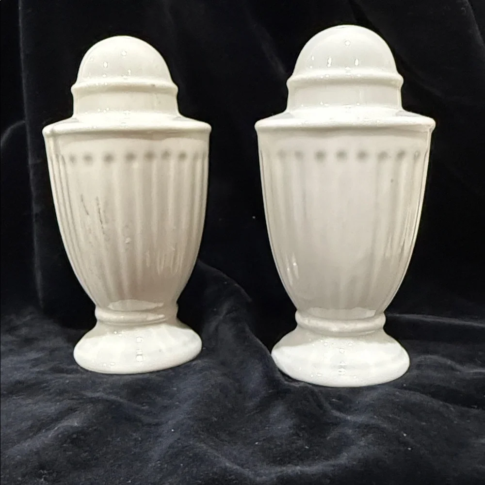 Mikasa Cream Ceramic salt 🧂 & pepper 🌶️ shakers set Italian Countryside - Picture 9 of 11